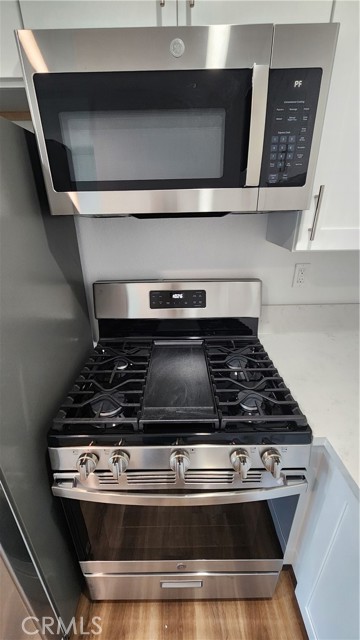 Stove has a griddle feature