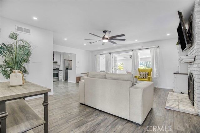 Detail Gallery Image 3 of 35 For 23016 Saticoy St, West Hills,  CA 91304 - 3 Beds | 2 Baths
