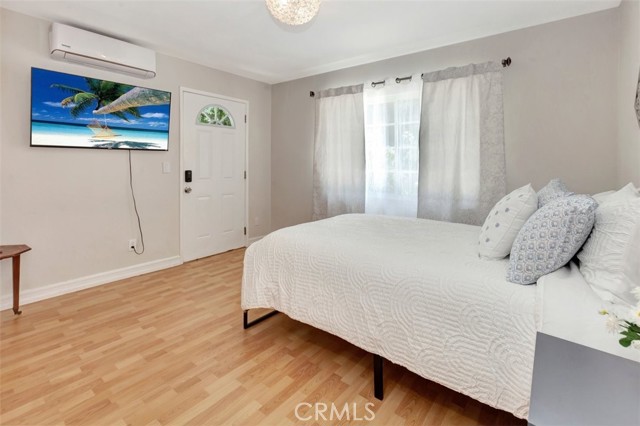 24017 Sylvan Street, Woodland Hills CA: https://media.crmls.org/medias/fe528d21-2e4d-4b9e-9ac2-986d106b55fb.jpg
