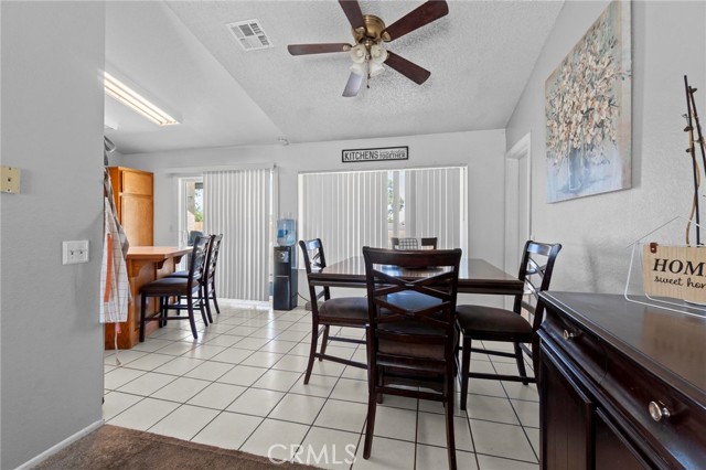 Detail Gallery Image 6 of 26 For 12831 Stage Coach Dr, Victorville,  CA 92392 - 3 Beds | 2 Baths