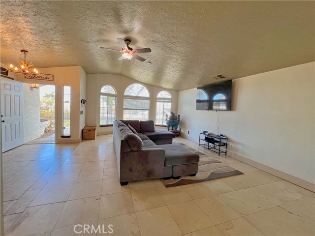 Detail Gallery Image 10 of 44 For 8323 Peach Ave, Hesperia,  CA 92345 - 4 Beds | 2/1 Baths