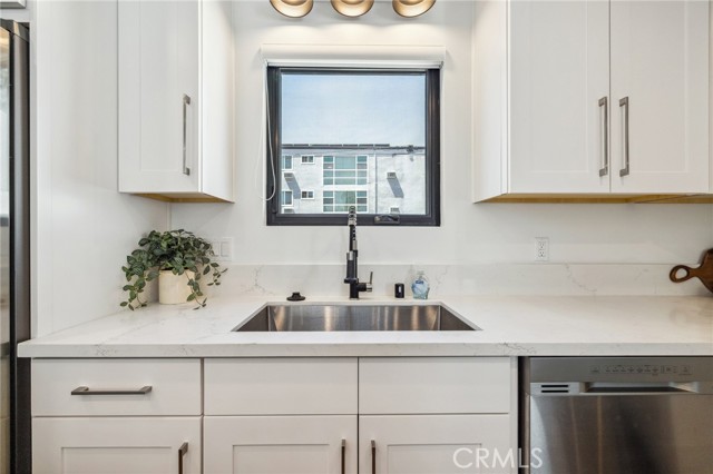 6521 Homewood Avenue, Los Angeles CA: https://media.crmls.org/medias/fe5a3006-a0a1-4207-b553-810d9c6a9d65.jpg