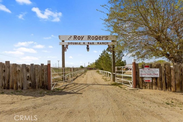 Detail Gallery Image 9 of 11 For 14433 Roy Rogers Ranch Rd, Oro Grande,  CA 92368 - 6 Beds | 5/1 Baths