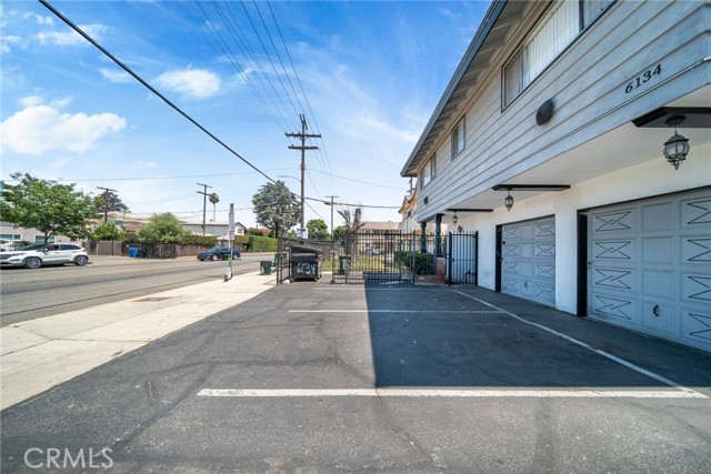 Detail Gallery Image 5 of 23 For 6134 Hazeltine Ave, Van Nuys,  CA 91401 - – Beds | – Baths