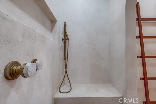 5528 Voletta Place, Valley Village CA: https://media.crmls.org/medias/fe5fd1d8-1c1b-4680-a320-3c863dd5ebdf.jpg