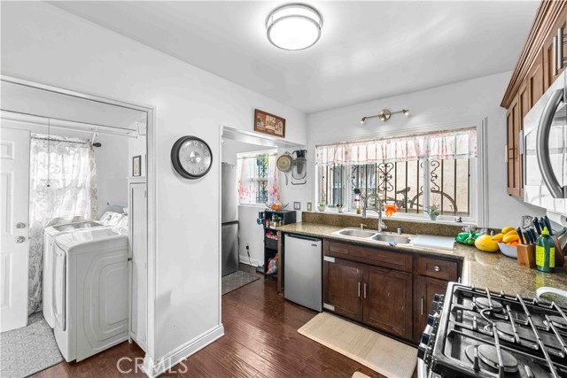 Detail Gallery Image 12 of 36 For 512 W 41st Pl, Los Angeles,  CA 90037 - 4 Beds | 2 Baths