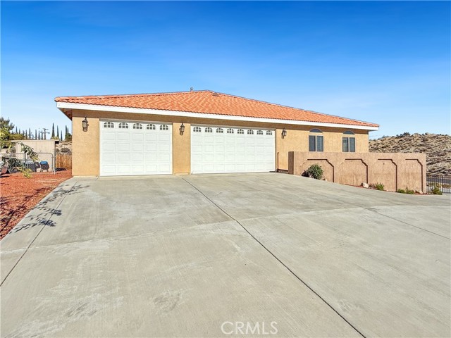 57466 Buena Suerte Road, Yucca Valley CA: https://media.crmls.org/medias/fe5ff42b-fd39-47e5-9be0-ea1ee85de331.jpg