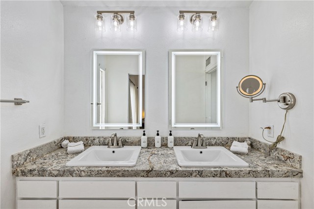 2290 N Victoria, Palm Springs CA: https://media.crmls.org/medias/fe605d2e-49a2-43fa-aad1-6535dd5a05dc.jpg