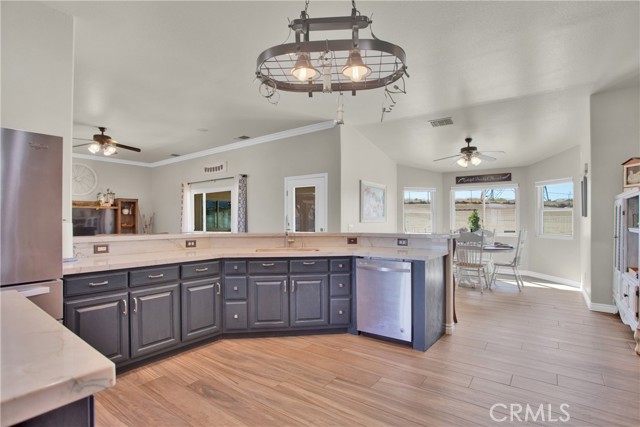 Detail Gallery Image 9 of 62 For 12227 Farmington St, Oak Hills,  CA 92344 - 4 Beds | 2/1 Baths