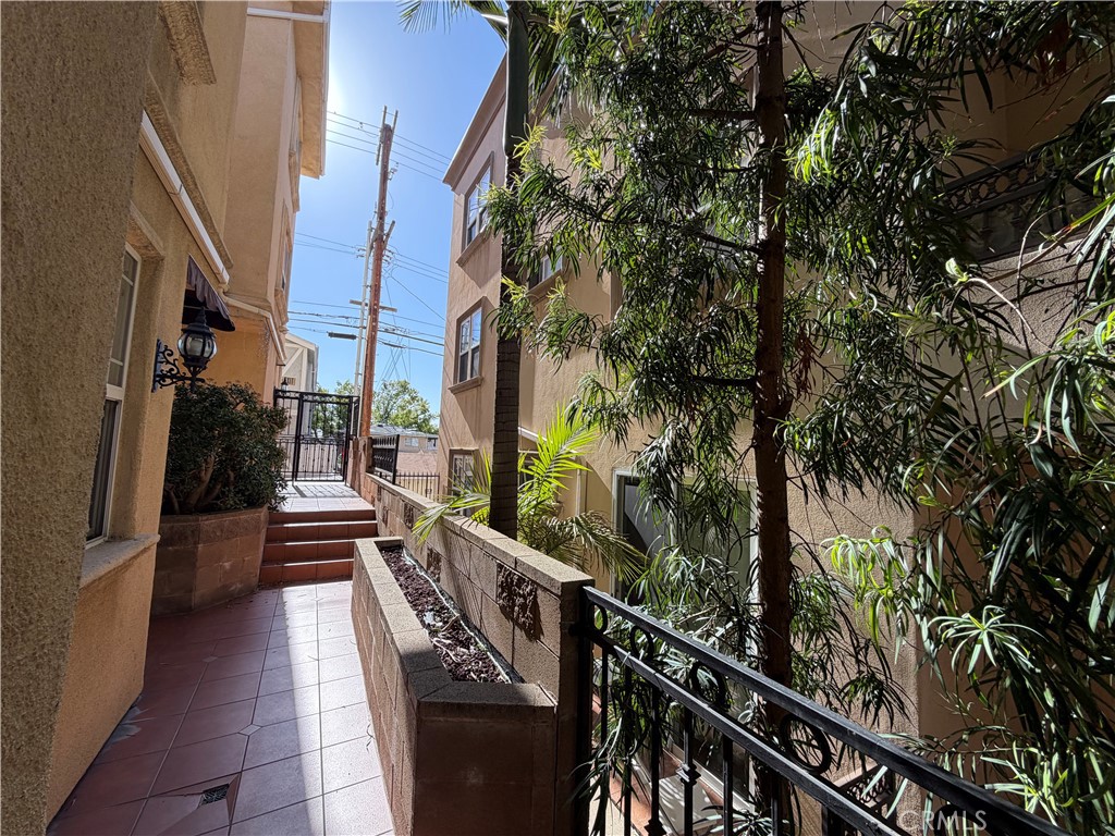 https://media.crmls.org/medias/fe6a551f-24e0-47db-8569-481dcc80dde5.jpg?preset=X-Large
