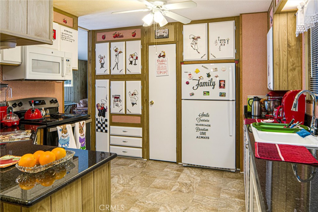 https://media.crmls.org/medias/fe6b2490-600d-43a7-910e-2cf932a3ba8a.jpg?preset=X-Large