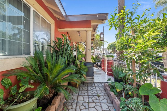 Detail Gallery Image 1 of 1 For 1042 Lewis Ave, Long Beach,  CA 90813 - 4 Beds | 1 Baths