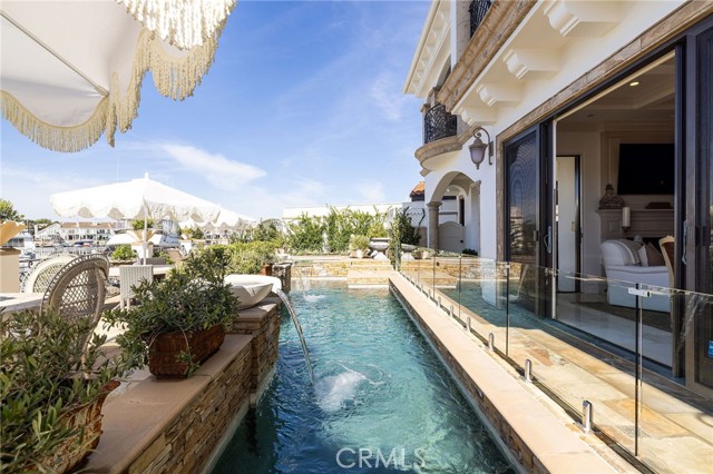 Detail Gallery Image 33 of 38 For 16111 Santa Barbara Ln, Huntington Beach,  CA 92649 - 4 Beds | 5/1 Baths