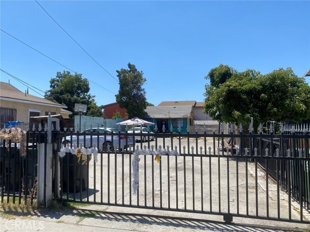 7533 Maie Avenue, Los Angeles CA: https://media.crmls.org/medias/fe74b614-dba8-45b2-9312-4d390bcbd83a.jpg