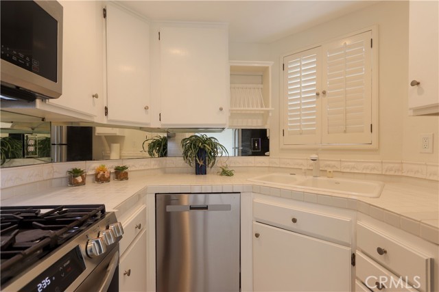 12484 Montecito Road, Seal Beach CA: https://media.crmls.org/medias/fe752423-f5be-42bb-8251-231b20026e02.jpg