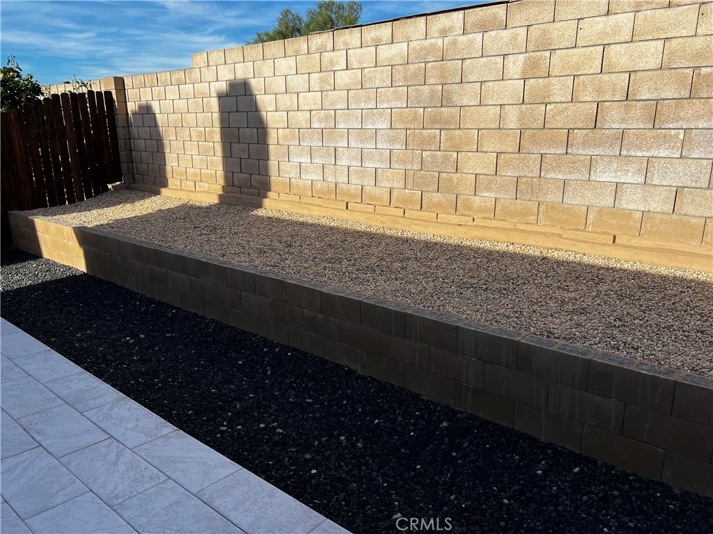 https://media.crmls.org/medias/fe75c976-92db-41b1-9591-54be7b171109.jpg?preset=X-Large