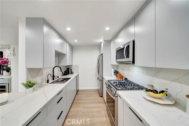 Detail Gallery Image 13 of 52 For 14727 Magnolia Bld #126,  Sherman Oaks,  CA 91403 - 2 Beds | 2/1 Baths