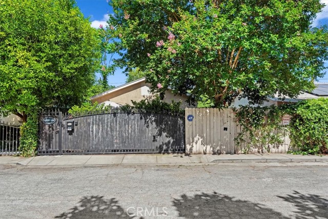 3751 Laurita Avenue, Pasadena CA: https://media.crmls.org/medias/fe77b3cc-02ac-472e-916b-a2575a8c6826.jpg