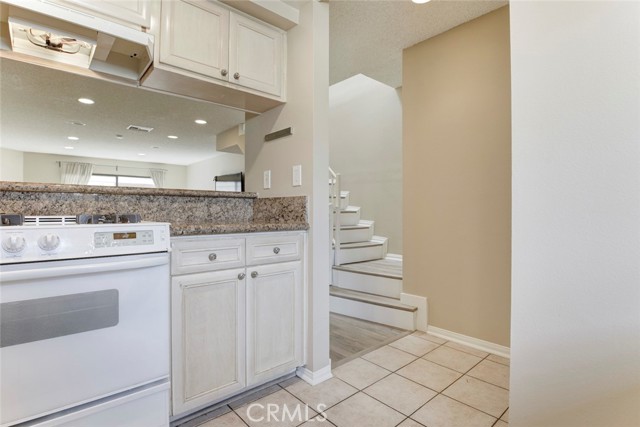 Detail Gallery Image 9 of 33 For 635 E Angeleno #D,  Burbank,  CA 91501 - 2 Beds | 2/1 Baths