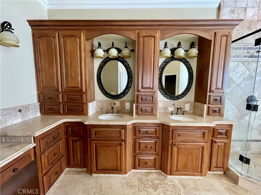 https://media.crmls.org/medias/fe789167-3b34-4e19-9b2f-508a315e0941.jpg?preset=X-Large