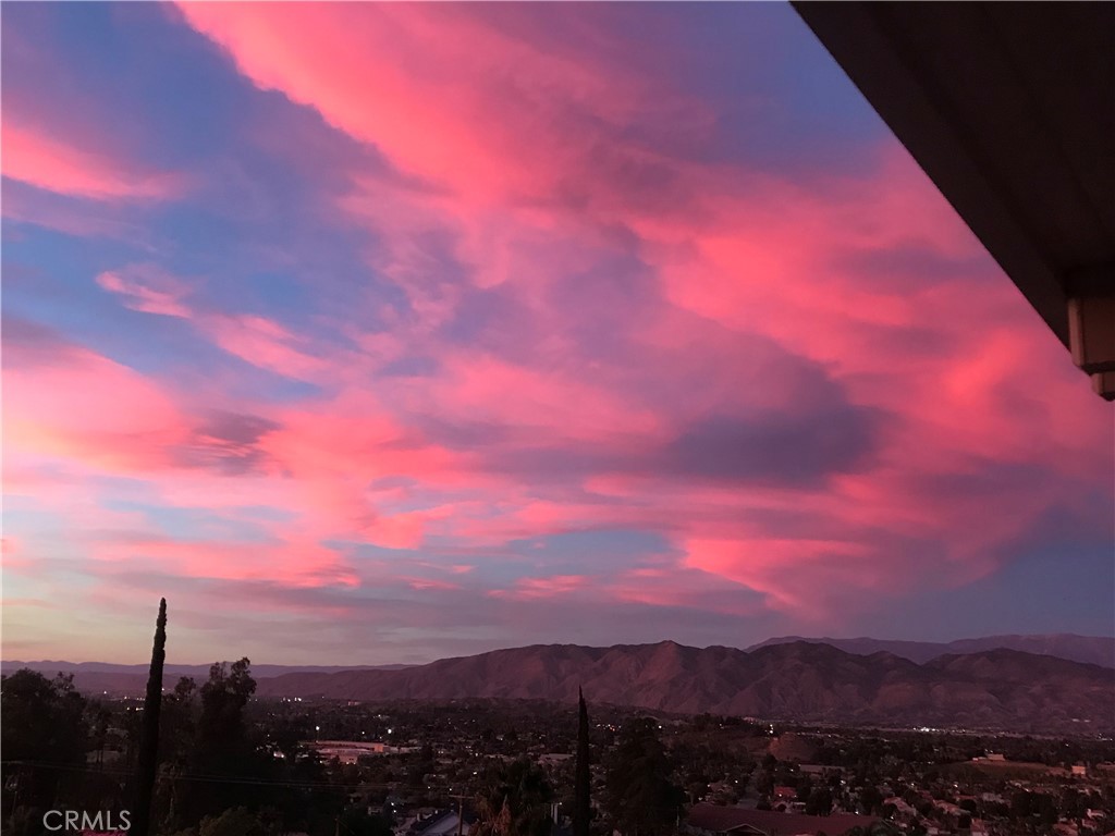 https://media.crmls.org/medias/fe7aa7f9-c65f-4aa3-9936-58ac57fd9888.jpg?preset=X-Large