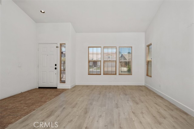 24329 Corte Aldalano, Murrieta CA: https://media.crmls.org/medias/fe7c3edc-e6c6-46a0-97d1-50f02eaa87cc.jpg