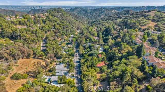 2712 N Beverly Glen Boulevard, Los Angeles CA: https://media.crmls.org/medias/fe7ed9e1-d512-4719-97f0-aa647189a315.jpg