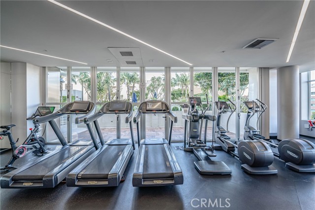 1050 S Grand Avenue, Los Angeles CA: https://media.crmls.org/medias/fe80e2b2-3819-43b5-9b5d-37c3dd033d0f.jpg