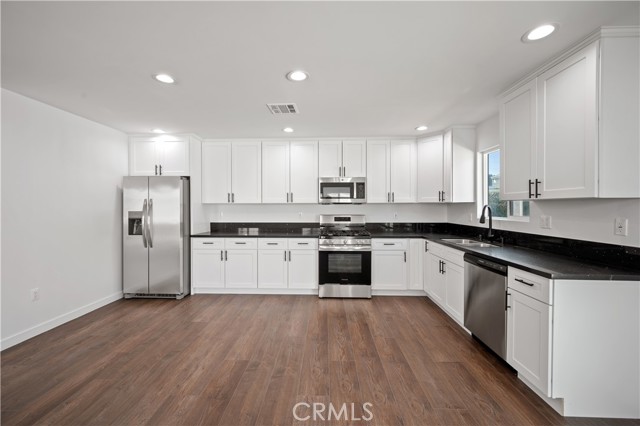 Detail Gallery Image 8 of 73 For 7445 Balcom Ave, Reseda,  CA 91335 - 4 Beds | 2 Baths