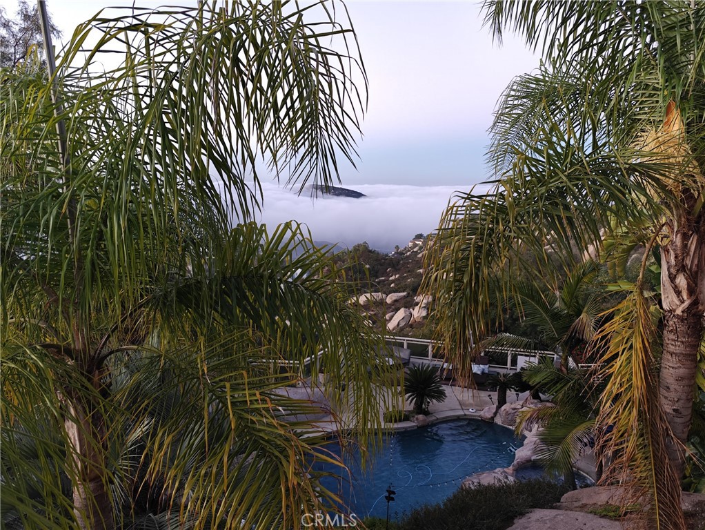 https://media.crmls.org/medias/fe828250-2998-4542-8e37-680f1796db69.jpg?preset=X-Large