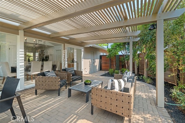 1056 Madison Place, Laguna Beach CA: https://media.crmls.org/medias/fe83d9f8-0cc5-45d3-964e-74a328d36a9f.jpg