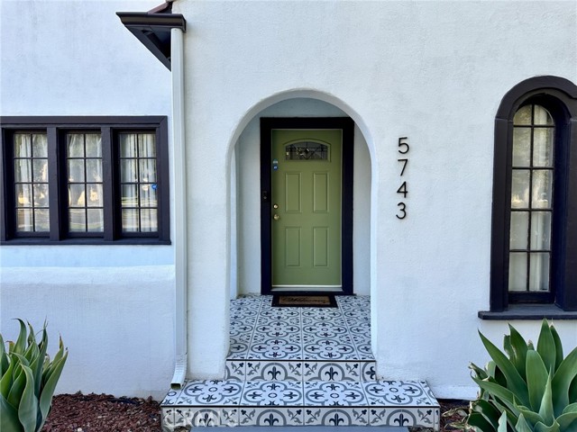 5743 Magnolia Avenue, Riverside CA: https://media.crmls.org/medias/fe85c6df-1239-4571-92c4-f4a674ba6e08.jpg