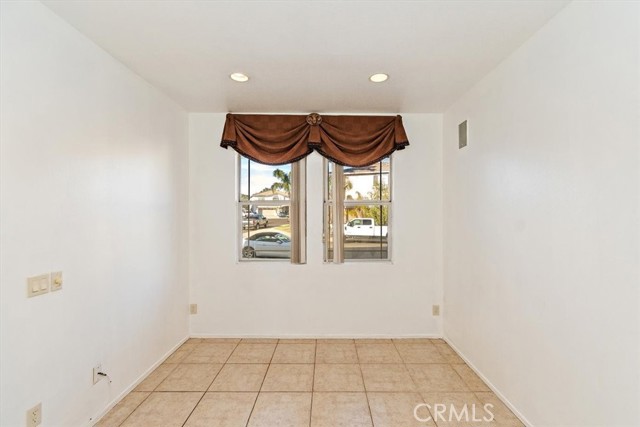 Detail Gallery Image 15 of 32 For 16757 Escalon, Fontana,  CA 92336 - 5 Beds | 3/1 Baths