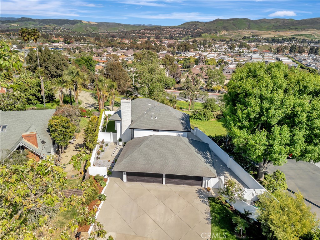 https://media.crmls.org/medias/fe87ee6f-46e5-4112-861d-a5646f11f38f.jpg?preset=X-Large