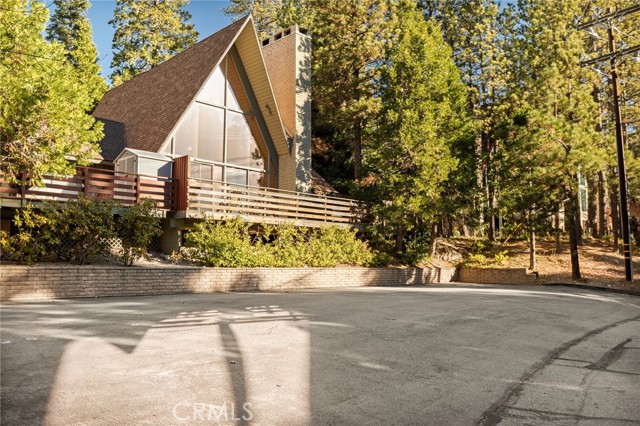 Detail Gallery Image 2 of 36 For 180 Grass Valley #37,  Lake Arrowhead,  CA 92352 - 2 Beds | 2 Baths