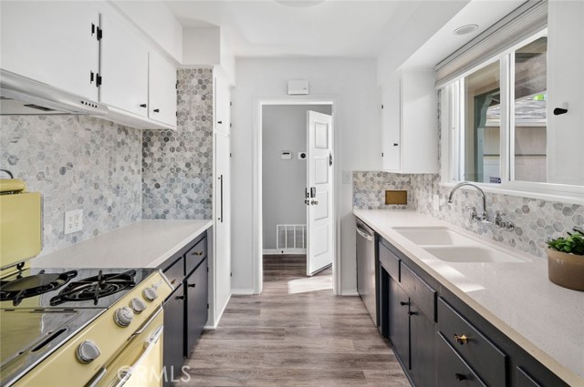 Detail Gallery Image 4 of 35 For 12543 Hartland St, North Hollywood,  CA 91605 - 3 Beds | 2 Baths