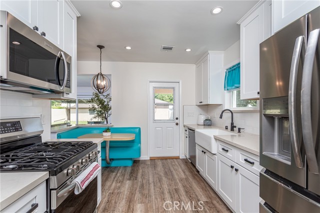 2219 W Clark Avenue, Burbank CA: https://media.crmls.org/medias/fe8c7b4a-5a0a-4c6e-b888-701e547dce43.jpg
