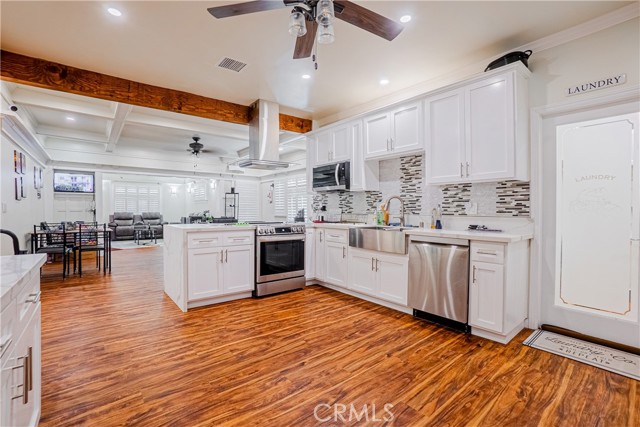 2289 W 29th Place, Los Angeles CA: https://media.crmls.org/medias/fe8cd9bc-3621-4b47-a673-a54b61dcae9d.jpg