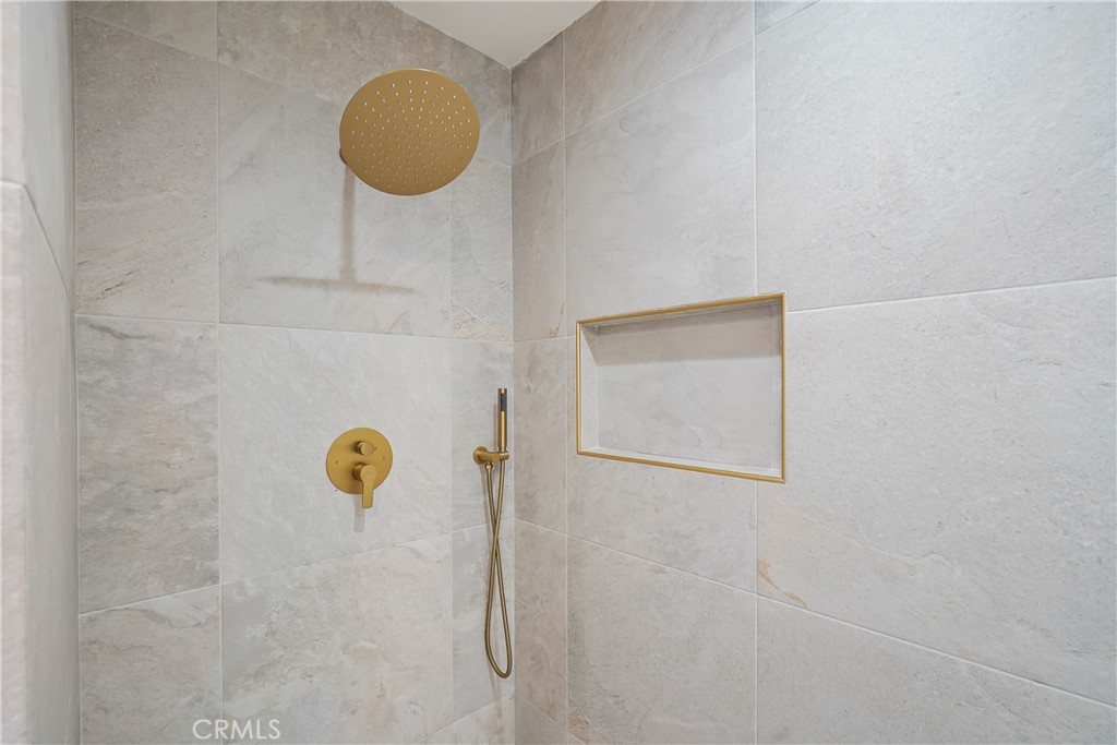 https://media.crmls.org/medias/fe8cf326-a1b2-4efc-b70a-ce46c9b43309.jpg?preset=X-Large