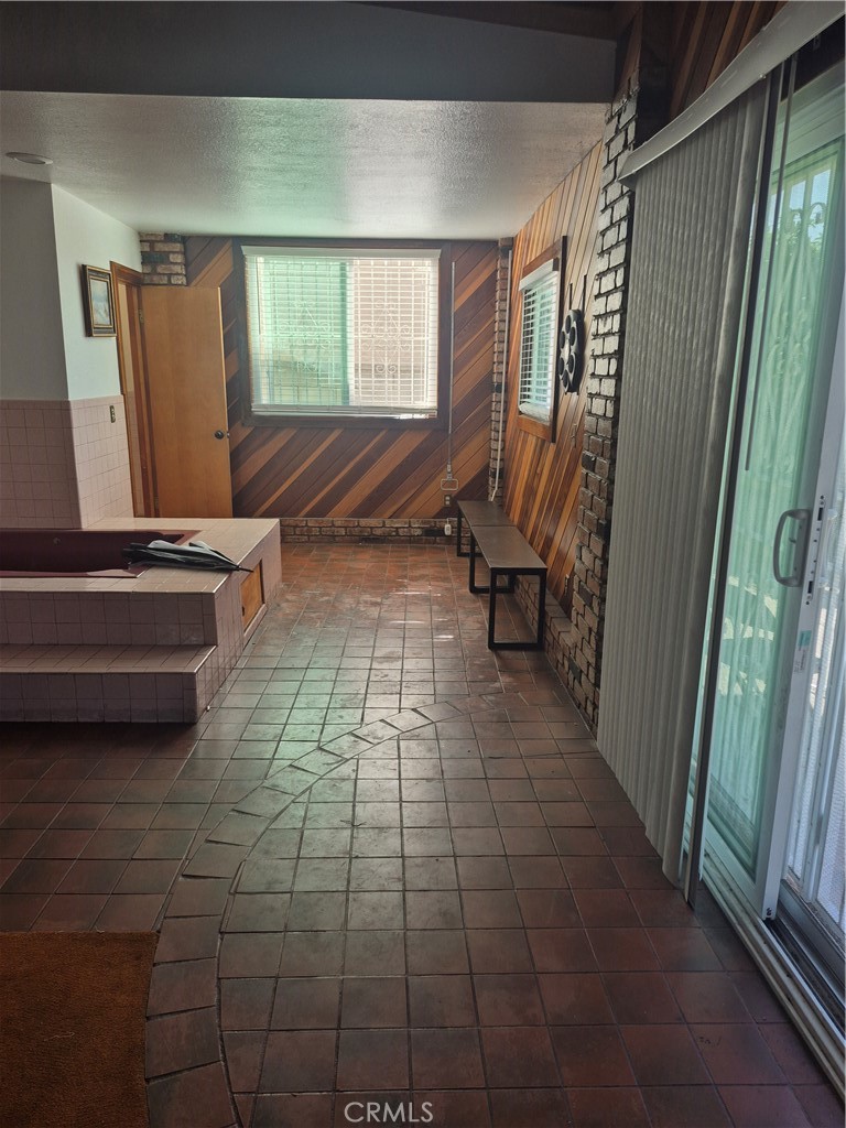 https://media.crmls.org/medias/fe8d1f79-564f-4961-b7a5-580e43a0b9d7.jpg?preset=X-Large