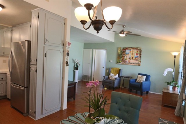 Detail Gallery Image 5 of 71 For 19208 Avenue of the Oaks #J,  Newhall,  CA 91321 - 2 Beds | 1/1 Baths