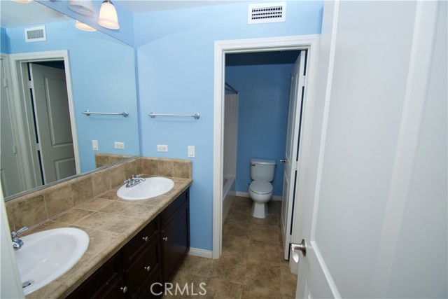 77 Brownstone Way, Aliso Viejo CA: https://media.crmls.org/medias/fe8d55b8-2db9-4567-a9db-5c0fafe90694.jpg