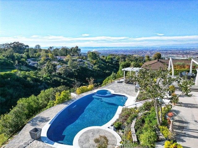 2 El Concho Lane, Rolling Hills CA: https://media.crmls.org/medias/fe8f7d90-0a65-4965-bed1-20d66813f119.jpg