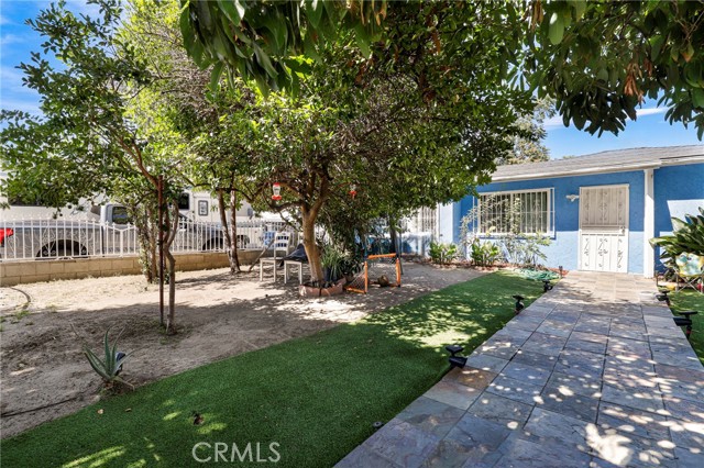 7545 White Oak Avenue, Reseda CA: https://media.crmls.org/medias/fe913c72-ec9e-404c-9168-6e2811e73a25.jpg