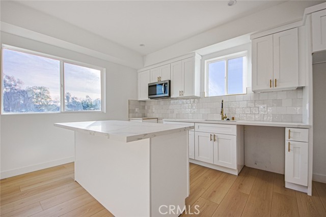 2402 S Cochran Avenue, Los Angeles CA: https://media.crmls.org/medias/fe92bab0-c32e-4be8-a515-bd56f456edfe.jpg