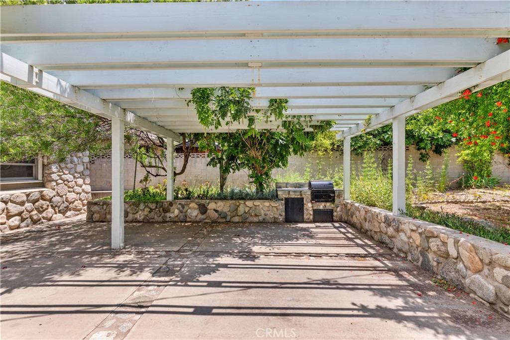https://media.crmls.org/medias/fe933d62-bc6e-481d-935b-a26b3d389929.jpg?preset=X-Large