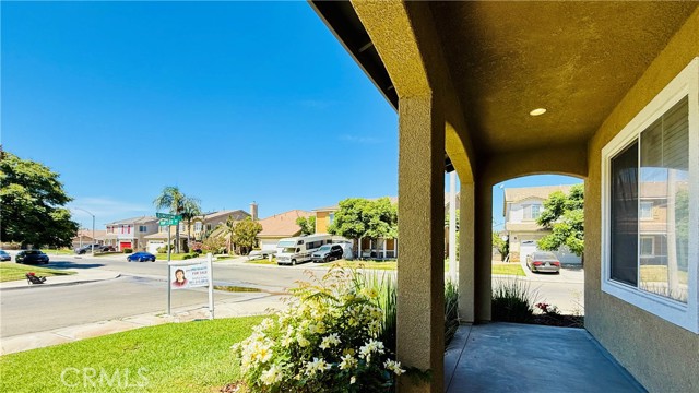 11958 Sunstone Court, Eastvale CA: https://media.crmls.org/medias/fe9393b2-5d1a-4df5-ba96-9765cbbe0338.jpg
