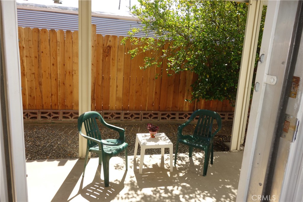 https://media.crmls.org/medias/fe93dcbd-2aa4-4eda-b67a-37565226713c.jpg?preset=X-Large