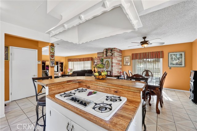 15937 Manzanita, Fontana CA: https://media.crmls.org/medias/fe94c295-732b-4240-8fe1-1b534490811c.jpg