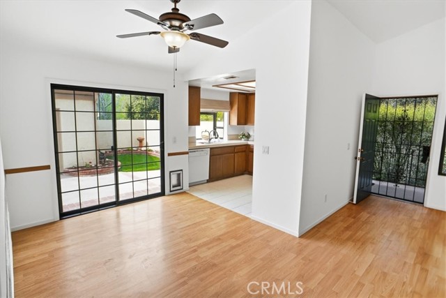 Detail Gallery Image 6 of 17 For 19950 Avenue of the Oaks, Newhall,  CA 91321 - 2 Beds | 2 Baths